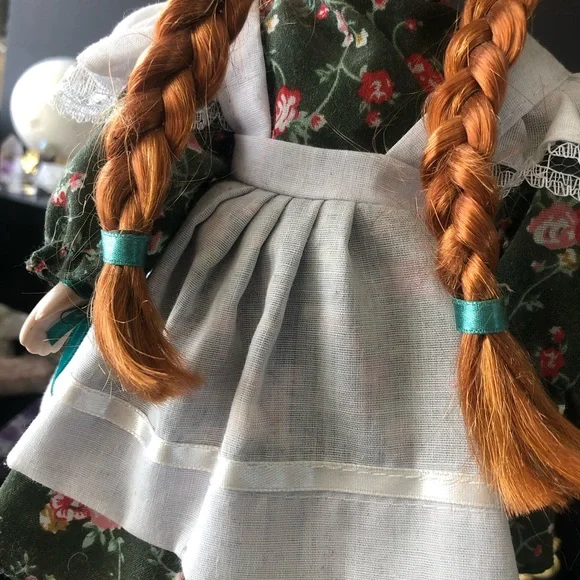 Anne of green gables genuine collector hand painted porcelain doll - Picture 3 of 5